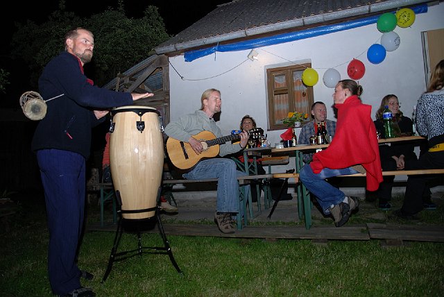 DSC_7366.JPG - Hudební produkce pokračuje. K rozjetému bubeníkovi se přidávají další umělci.