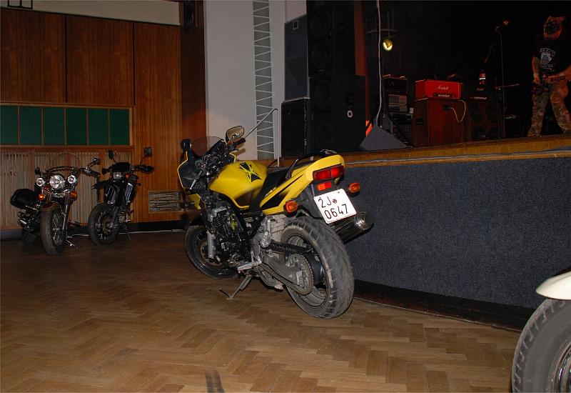 Image11_1.jpg - Motorky v sále, na pódiu rockový kytarista trhající struny, krásná kombinace.