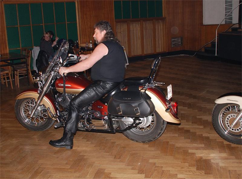 Image3_1.jpg - Po hudební produkci místo tančících a zmítajících se hostů, ovládly parket silní muži na ještě silnějších strojích. Tento prvek podobným událostem velmi svědčí a můžeme ho pro podobné účely vřele doporučit.