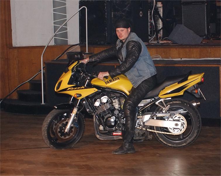 Image6_1.jpg - Projížďku si nenechal ujít ani známý motorkář z D.C., pan Kotes. Zde se netváří moc nadšeně. Že by to snad mohlo souviset s tím, že mu jedna nejmenovaná firma z Kostelce už asi dva roky vyrábí mřížku na chladič? Tomu se nám nechce věřit.