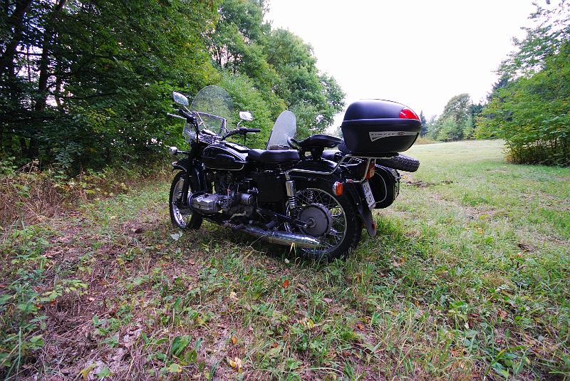 DSC_8400.JPG - Ačkoli byl Ural nejlepším strojem v závodním poli, k pomníku našeho velikána neprojel. Zde čeká v lůnu přírody na svou posádku, vstříct novým dobrodružstvím!