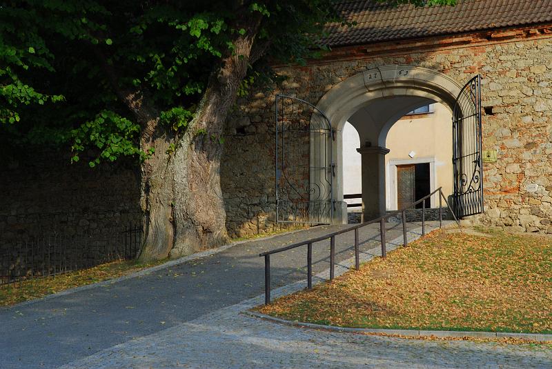 DSC_8468.JPG - Brána kláštera je otevřena i ateistům, takže vpustila i osádku Urala.
