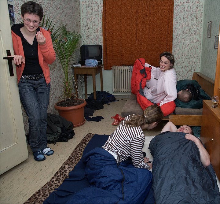 Image1_1.jpg - Vendula: "Ano, pivo metlou není, ale je dobrým uspávacím prostředkem, že miláčku? Přeji všem cestovatelům dobrou noc!"