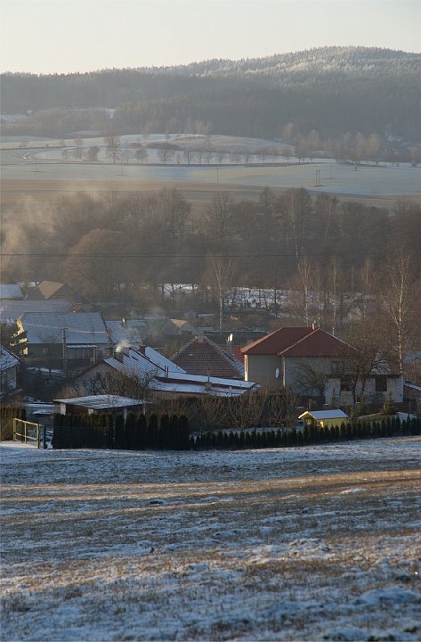 Image3_1.jpg - Na úvodní fotografii jsou zachyceny oba rodné domy p.ř. Téměř by z jednoho do druhého kamenem dohodil. Znalým návštěvníkům nemusíme napovídat, odkud kam stěhování proběhlo. Pro neznalé malá nápověda: do toho žlutého domečku to nebylo... V pozadí se pyšně vypíná nejvyšší hora blízkého okolí, kterou není jen tak snadné zdolat. Jó Čeřínek je prostě Čeřínek... Shodou okolností tento snímek zachycuje také rodný dům Velkého Cestovatele, ing. Radovana. Jak se říká, svět je malej (a Kostelec zvlášť).