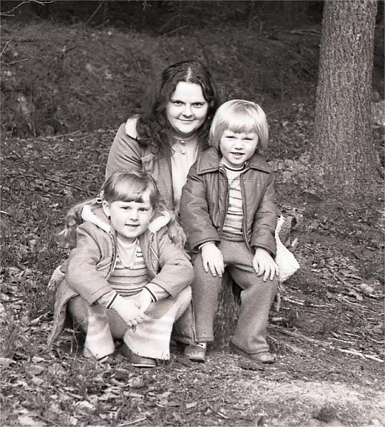 Image7jpg.jpg - Rodinný portrét s matkou a sestrou.