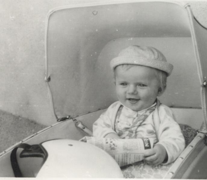 ja07.jpg - p.Ř. ve svém prvním voze. Je zde zachycen při studiu denního tisku. V popředí dobová přilba pro motorkáře.