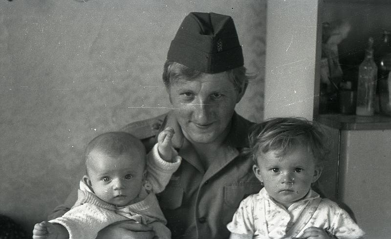 neg_46_003.jpg - p.Ř. je vlevo, uprostřed otec, nucený tehdejším režimem střílet po kapitalistech. Vpravo starší sestra Eva.