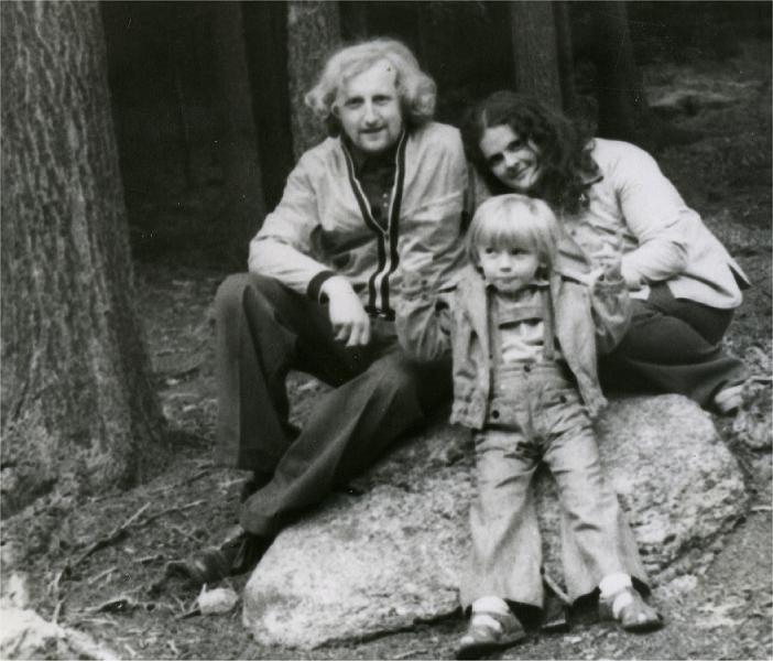 umelci.jpg - Rodinný portrét s matkou a otcem. Že rodiče patřili k hnutí hippies zjistil p.Ř. po více než 30 letech.