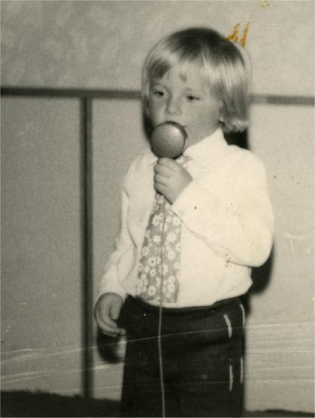 zpevak.jpg - Umělecké sklony se u p.Ř. objevovaly od útlého dětství.