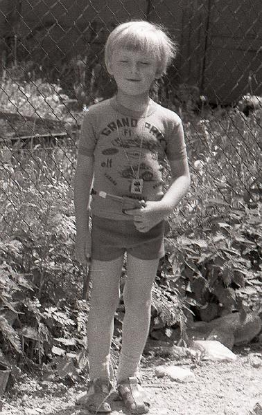 Image12_1.jpg - Za vlastnoručně vydělané peníze si poté p.Ř. koupil tričko s obrázky a pistoli špuntovku, aby se mohl pomstít nenáviděným hajným.