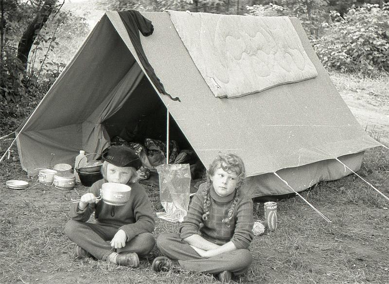 Image5_1.jpg - Vlastní střecha nad hlavou! I když jen plátěná. Sestra p.Ř. opět nespokojena.