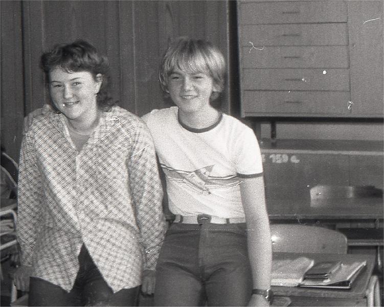 Image1_1.jpg - S touto spolužačkou prožil p.Ř. v roce 1984 zatím svůj nejdéle trvající vážný vztah - skoro celé tři měsíce. (I když vlastně, loni skoro rekord padl.)
Čím je krátkost vztahů způsobena, zkoumá už delší dobu tým odborníků. Zatím pouze zjistili, že p.Ř. na 100% nepatří do 4% menšiny. (To jsem si oddych.)