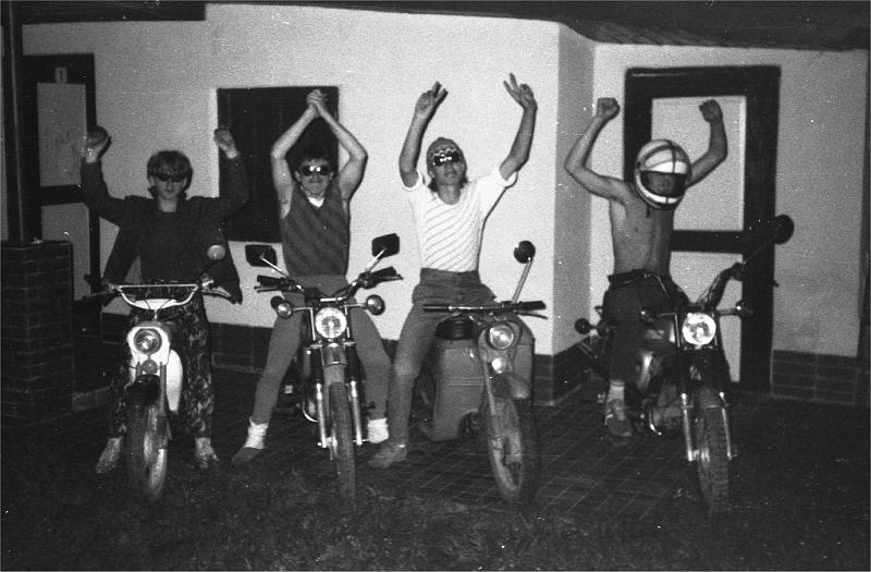 motogang_02.jpg - Hurá!!! Začíná éra motorkáře! Zcela vlevo vidíme p.Ř. na jeho skvělém oskútrovaném, avšak zároveň sportovním motocyklu Jawa 21.