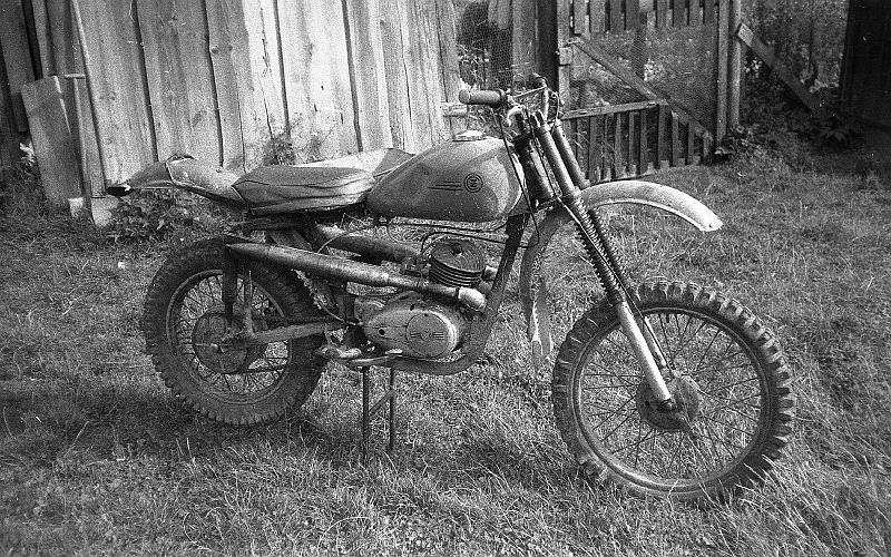 old_neg_009.jpg - Teréní stroj vlastní konstrukce p.Ř. svědčil už kolem roku 1986 o jeho vysoké manuální zručnosti. (Zvláště si povšimněte kolen výfuků z vodovodního potrubí.)