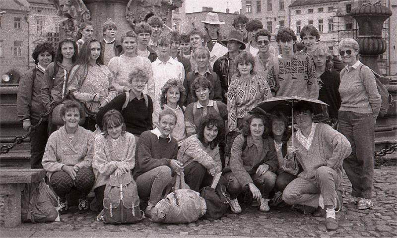 v_00.jpg - Tuto fotografii používá dnes p.Ř. jako kvíz pro své spolupracovníky a známé. Úkolem kvízu je na fotce z r.1988 nalézt osobu p.Ř. Vy ho najdete?