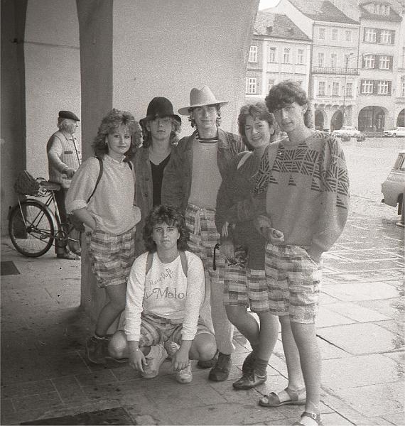 v_20.jpg - Opět záběr se spolužáky z výletu na náměstí v ČB.