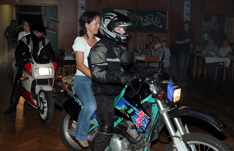 IMG_6470.sized.jpg - Nabídce projet se na motorce po sále KD v Třešti by těžko někdo odolal.
Slečna je pouze atrapa zapůjčená pořadatelem.