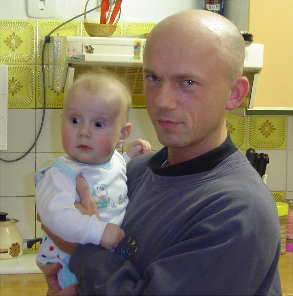 Image6.jpg - Podobné foto se bude p.Ř. hodit, pokud by se rozhodl vstoupit do politiky. Dělá to na občany dobrý dojem. Neštastně tvářící se prcek je Olda H., vlastní syn sestřenice p.Ř. Dneska už je o rok větší.