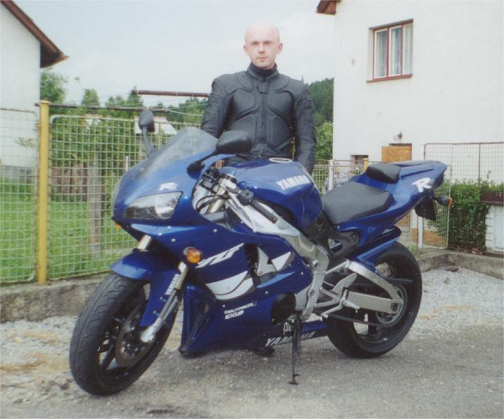 ja_R1.jpg - Do nového tisíciletí s novým strojem! R1 je fakt skvělá. Na to salto v zatáčce u kravína p.Ř. vzpomíná dodnes.